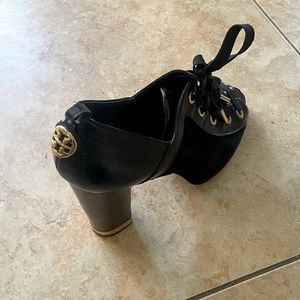 TROY BURCH Suede lace up heel